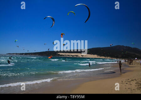 TARIFA (COSTA DE LA LUZ PLAYA DE BOLONIA), Spanien - Juni, 18. 2016: Kite Surfer am Strand in Spanien Stockfoto