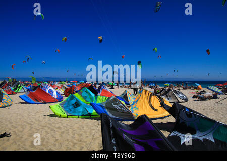 TARIFA (COSTA DE LA LUZ PLAYA DE BOLONIA), Spanien - Juni, 18. 2016: Kite Surfer am Strand in Spanien Stockfoto