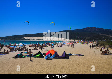 TARIFA (COSTA DE LA LUZ PLAYA DE BOLONIA), Spanien - Juni, 18. 2016: Kite Surfer am Strand in Spanien Stockfoto