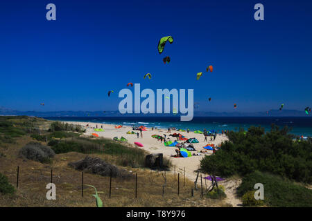 TARIFA (COSTA DE LA LUZ PLAYA DE BOLONIA), Spanien - Juni, 18. 2016: Kite Surfer am Strand in Spanien Stockfoto