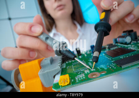 Mädchen mit Messgeräten in der Elektronik Labor Stockfoto