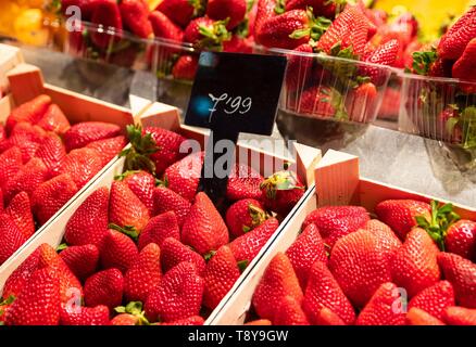 Rote frische Erdbeeren aus Holz Körbe auf Marktstand Stockfoto