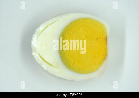Gekochtes Ei auf einem weißen Hintergrund. Osterei als Frühstück. Perfekt gekochtes Ei in zwei Hälften geschnitten. Stockfoto