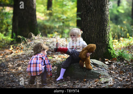 Kinder rote Stiefel auf Mädchen Füße. Kinder immer bereit für Spaziergang im Herbst Wald Stockfoto