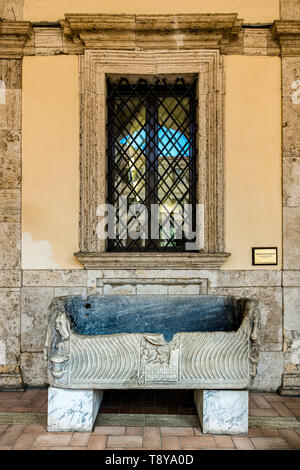 Einen alten römischen Sarkophag befindet sich direkt neben dem Hof des sechzehnten Jahrhunderts Palazzo Salviati, heute das Centro Alti Studi della Difesa, in Rom, Italien Stockfoto