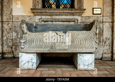 Einen alten römischen Sarkophag, mit der Darstellung eines Geld Wechsler shop, neben dem Hof des sechzehnten Jahrhunderts Palazzo Salviati, heute das Centro Alti Studi della Difesa, in Rom, Italien Stockfoto