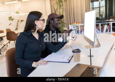 Büroangestellte digital Tablet-PC und Notebook am Schreibtisch sitzen, Kollegen zufrieden mit Geräten arbeiten, mobile Lösungen für Business Management Stockfoto