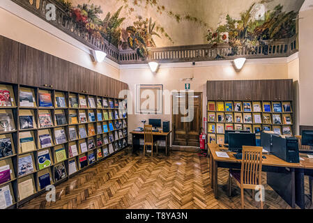 Decke in einer Halle der Bibliothek des Palazzo Salviati, heute das Centro Alti Studi della Difesa, in Rom, Italien eingerichtet Stockfoto