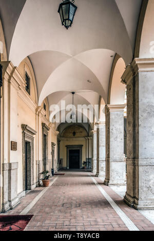 Portikus Südseite der Innenhof des sechzehnten Jahrhunderts Palazzo Salviati, heute das Centro Alti Studi della Difesa, in Rom, Italien Stockfoto