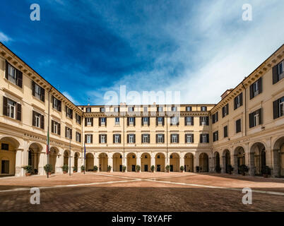 Der Innenhof des 16. Jahrhunderts Palazzo Salviati, heute das Centro Alti Studi della Difesa, in Rom, Italien Stockfoto