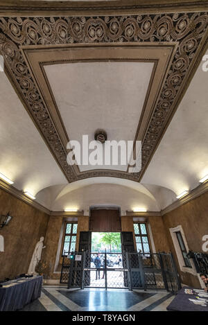 Die Eingangshalle des 16. Jahrhunderts Palazzo Salviati, heute das Centro Alti Studi della Difesa, in Rom, Italien Stockfoto