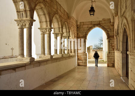 Der Torbogen des Paco da audiencia der mittelalterlichen Stadtmauer von Estremoz. Portugal Stockfoto