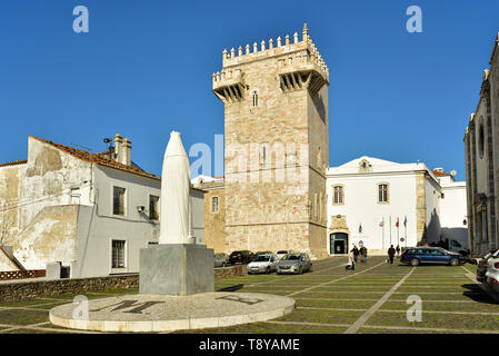 Der Main Tower, die bis 1260 zurückgehen und die Pousada (Hotel) der mittelalterlichen Stadtmauer von Estremoz. Alentejo, Portugal Stockfoto