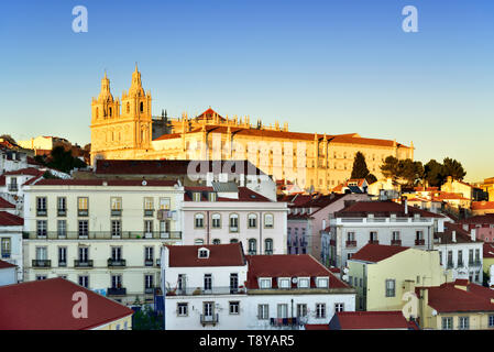 Das Kloster São Vicente de Fora und Alfama in der Dämmerung. Lissabon, Portugal Stockfoto