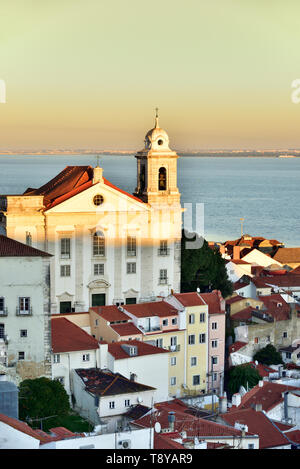 Alfama in der Dämmerung und den Tejo. Lissabon, Portugal Stockfoto