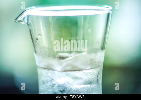 Iced kaltes Wasser in klaren Glas Glas blur grüne Natur Hintergrund frisches Gefühl Stockfoto