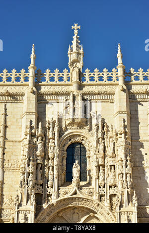 Das Hauptportal der Kirche Santa Maria de Belém, Jerónimos Kloster (Kloster), Hieronymites im manuelinischen Stil. Lissabon, Portugal Stockfoto