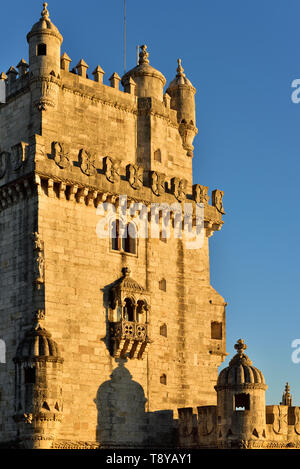 Torre de Belém (Turm von Belém), in den Fluss Tejo, ein UNESCO-Weltkulturerbe im 16. Jahrhundert in Portugiesisch manuelinischen Stil erbaut in der Dämmerung. Es Stockfoto