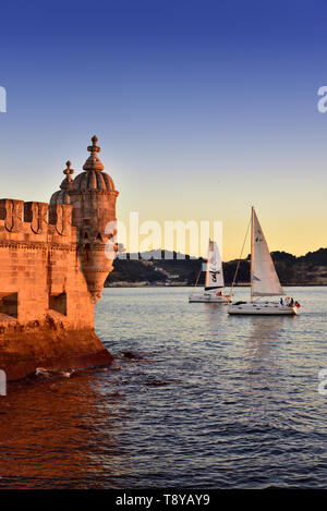 Torre de Belém (Turm von Belém), in den Fluss Tejo, ein UNESCO-Weltkulturerbe im 16. Jahrhundert in Portugiesisch manuelinischen Stil erbaut in der Dämmerung. Es Stockfoto