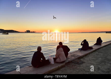 Bewundern Sie den Sonnenuntergang auf dem Fluss Tejo in einer ruhigen Abend. Belém, Lissabon. Portugal Stockfoto