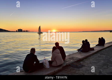 Bewundern Sie den Sonnenuntergang auf dem Fluss Tejo in einer ruhigen Abend. Belém, Lissabon. Portugal Stockfoto