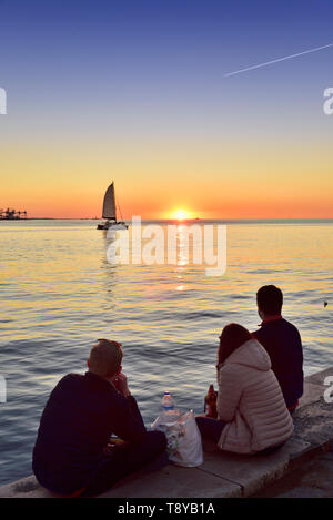 Bewundern Sie den Sonnenuntergang auf dem Fluss Tejo in einer ruhigen Abend. Belém, Lissabon. Portugal Stockfoto