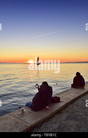 Bewundern Sie den Sonnenuntergang auf dem Fluss Tejo in einer ruhigen Abend. Belém, Lissabon. Portugal Stockfoto