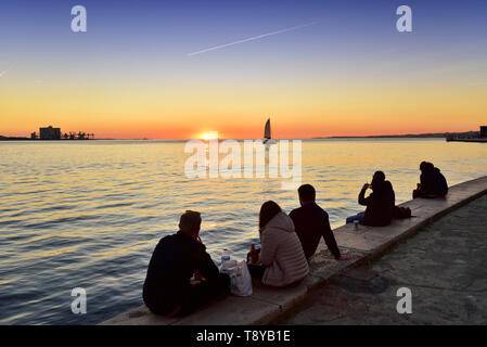 Bewundern Sie den Sonnenuntergang auf dem Fluss Tejo in einer ruhigen Abend. Belém, Lissabon. Portugal Stockfoto