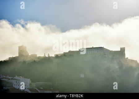 Die Burg von Palmela in den Naturparks Arrabida in einem nebligen Morgen. Portugal Stockfoto