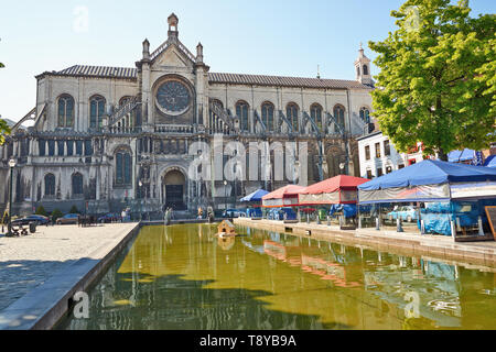 Brüssel, Belgien - 15. Mai 2019: Seitenansicht der St. Catherine Kirche in einem sonnigen Morgen Tag auf der St. Catherine Platz in Brüssel, Belgien Stockfoto
