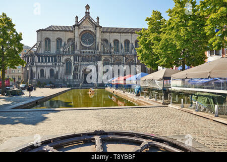 Brüssel, Belgien - 15. Mai 2019: Seitenansicht der St. Catherine Kirche in einem sonnigen Morgen Tag auf der St. Catherine Platz in Brüssel, Belgien Stockfoto