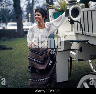 Die israelische Sängerin und Plant Esther Ofarim posiert vor einer weißen Kutschenanhänger, circa 1969. Die israelische Sängerin und Schauspielerin Esther Ofarim posiert vor einer weißen Reisebus, circa 1969. Stockfoto