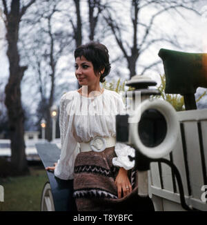 Die israelische Sängerin und Plant Esther Ofarim posiert vor einer weißen Kutschenanhänger, circa 1969. Die israelische Sängerin und Schauspielerin Esther Ofarim posiert vor einer weißen Reisebus, circa 1969. Stockfoto