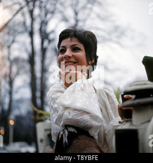 Die israelische Sängerin und Plant Esther Ofarim posiert vor einer weißen Kutschenanhänger, circa 1969. Die israelische Sängerin und Schauspielerin Esther Ofarim posiert vor einer weißen Reisebus, circa 1969. Stockfoto