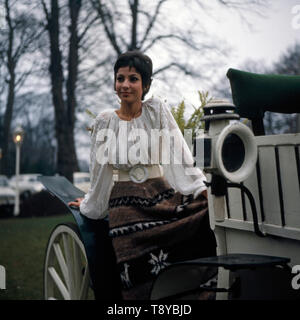 Die israelische Sängerin und Plant Esther Ofarim posiert vor einer weißen Kutschenanhänger, circa 1969. Die israelische Sängerin und Schauspielerin Esther Ofarim posiert vor einer weißen Reisebus, circa 1969. Stockfoto