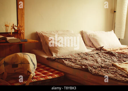 Matratze auf dem Boden handgefertigte Konzept Idee für die Dekoration gemütliches Schlafzimmer in der Wohnung Stockfoto