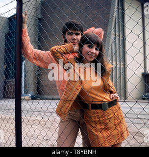 Das Musikerpaar Esther & Abi Ofarim posieren zusammen vor einem Maschendrahtzaun in Berlin, Deutschland 1967. Der Musiker paar Esther & Abi Ofarim zusammen posieren vor einem Maschendrahtzaun in Berlin, Deutschland 1967. Stockfoto