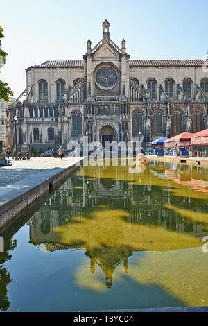 Brüssel, Belgien - 15. Mai 2019: Seitenansicht der St. Catherine Kirche in einem sonnigen Morgen Tag auf der St. Catherine Platz in Brüssel, Belgien Stockfoto