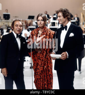 Das berühmte Ont Ehepaar Paul Hubschmid und Eva Renzi gemeinsam mit dem Pianisten, Bandleader, Sänger und Komponisten Paul Kuhn 5/6 der Moderation des Gala-Abends der Schallplatte am 28. August in Berlin 1971. Der berühmte Schauspieler paar Paul Hubschmid und Eva Renzi zusammen mit der Pianist, Bandleader, Sänger und Komponist Paul Kuhn Während die Moderation der Gala Abend des Datensatzes am 28. August 1971 in Berlin. Stockfoto