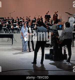 Das berühmte Ont Ehepaar Paul Hubschmid und Eva Renzi 5/6 der Moderation des Gala-Abends der Schallplatte am 28. August in Berlin 1971. Der berühmte Schauspieler paar Paul Hubschmid und Eva Renzi während die Moderation der Gala Abend des Datensatzes am 28. August 1971 in Berlin. Stockfoto