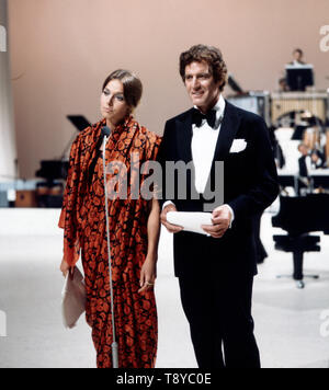 Das berühmte Ont Ehepaar Paul Hubschmid und Eva Renzi 5/6 der Moderation des Gala-Abends der Schallplatte am 28. August in Berlin 1971. Der berühmte Schauspieler paar Paul Hubschmid und Eva Renzi während die Moderation der Gala Abend des Datensatzes am 28. August 1971 in Berlin. Stockfoto