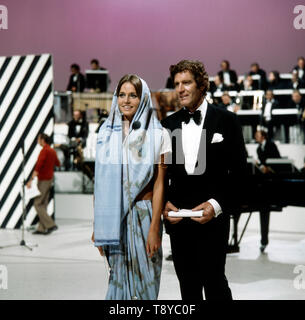 Das berühmte Ont Ehepaar Paul Hubschmid und Eva Renzi 5/6 der Moderation des Gala-Abends der Schallplatte am 28. August in Berlin 1971. Der berühmte Schauspieler paar Paul Hubschmid und Eva Renzi während die Moderation der Gala Abend des Datensatzes am 28. August 1971 in Berlin. Stockfoto