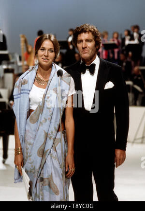 Das berühmte Ont Ehepaar Paul Hubschmid und Eva Renzi 5/6 der Moderation des Gala-Abends der Schallplatte am 28. August in Berlin 1971. Der berühmte Schauspieler paar Paul Hubschmid und Eva Renzi während die Moderation der Gala Abend des Datensatzes am 28. August 1971 in Berlin. Stockfoto