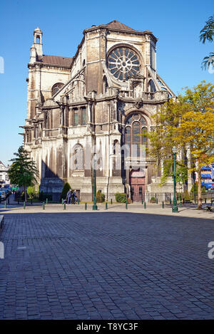 Brüssel, Belgien - 15. Mai 2019: Rückseite der St. Catherine Kirche in einem sonnigen Morgen Tag auf der St. Catherine Platz in Brüssel, Belgien Stockfoto