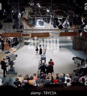 Das Musikerpaar Esther & Abi Ofarim musizieren gemeinsam 5/6 eines Fernsehauftritts, Deutschland Ca. 1967. Die Musiker Esther & Abi Ofarim Musik zusammen während einer TV-Leistung machen, Deutschland Ca. 1967. Stockfoto