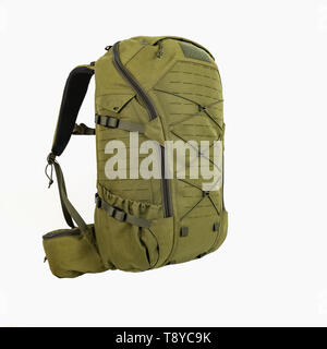 Grüne Wanderrucksack für Jäger Camouflage mit seitlichen Taschen auf weißem Hintergrund, Stockfoto