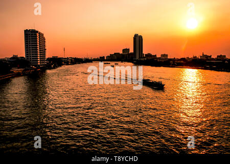 Die Stadt Bangkok - Luftbild Fluss Chao Phraya Bangkok City urban Skyline der Innenstadt von Thailand bei Sonnenuntergang. Silhouette Hintergrund. Flusslandschaft. Stadtbild. Stockfoto