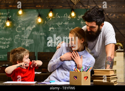 Lächelnd erwachsene Schüler während der Pause im Klassenzimmer Innen, Student Studium online Kurse mit Computer, Private Einzelnachhilfe haben oft große Lehre Stockfoto