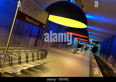 Bunte U-Bahnstation Westfriedhof in München, Deutschland Stockfoto