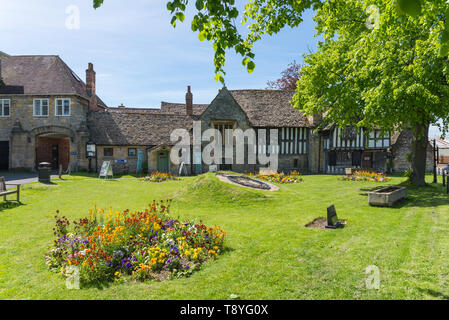 Gärten außerhalb der Almonry Museum und Informationszentrum im Worcestershire Marktstadt Evesham Stockfoto